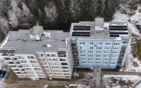 Přišel čas fotovoltaiky pro SVJ. Nemusí být drahá, pořídíte ji na klíč a s doživotním servisem
