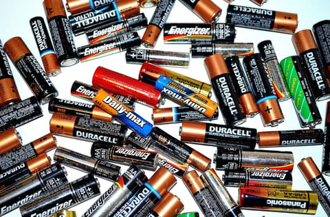 Nebojte se ukládat energii! Vyvracíme pět častých mýtů o bateriích