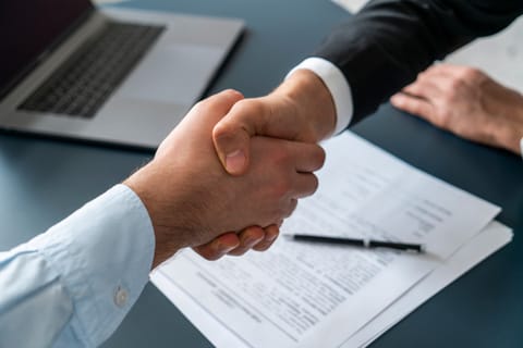 Jak vypadá správná smlouva na fotovoltaiku. Podrobný návod pro rok 2023