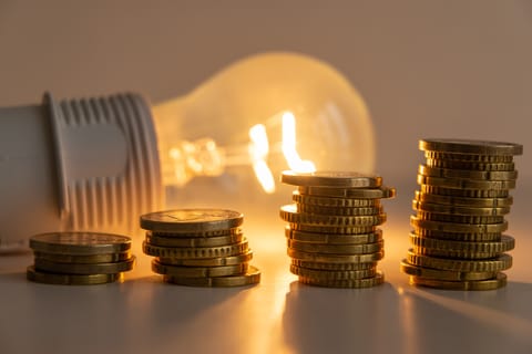 Cena elektřiny klesá, přesto si připlatíme. Fotovoltaika vás téhle závislosti zbaví