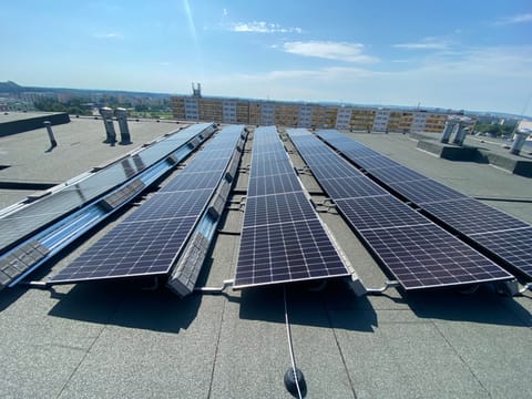 Proč si pořídit fotovoltaiku pro bytové domy? Odpovídáme na praktické dotazy z webináře