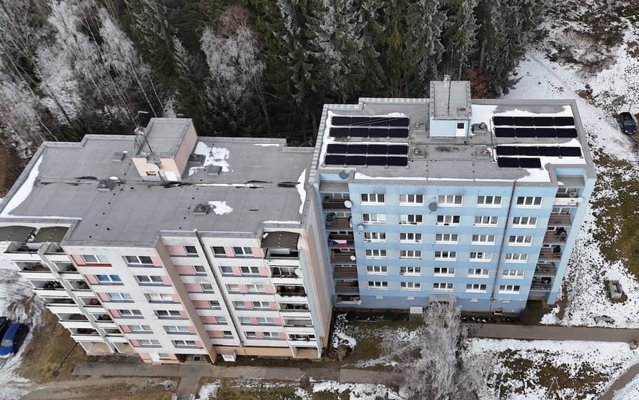Přišel čas fotovoltaiky pro SVJ. Nemusí být drahá, pořídíte ji na klíč a s doživotním servisem
