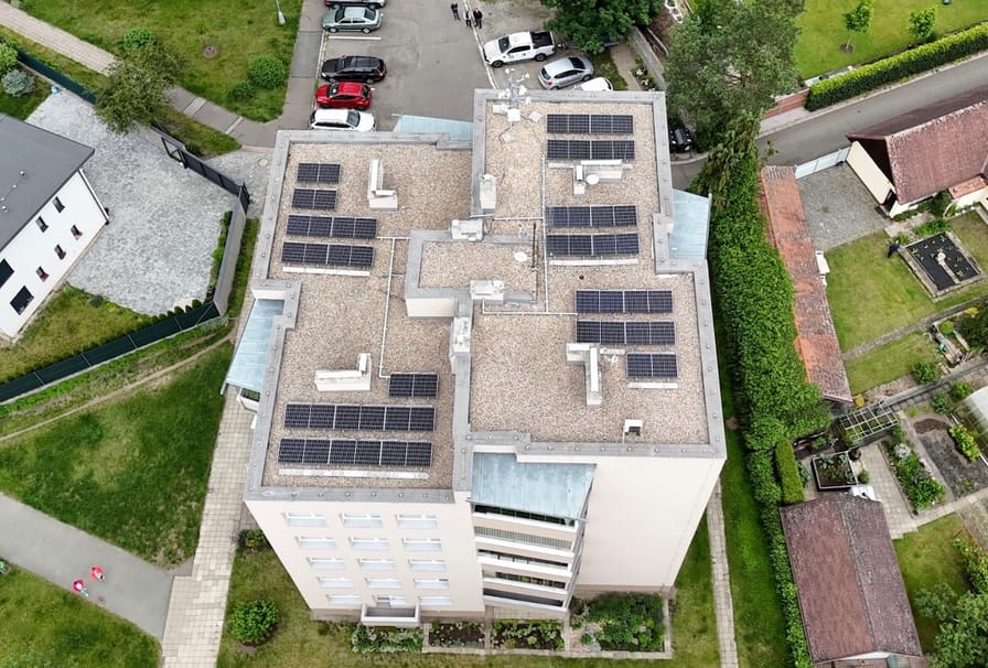 Největší mýty o fotovoltaice pro bytové domy. A důkazy, že v praxi je to jinak