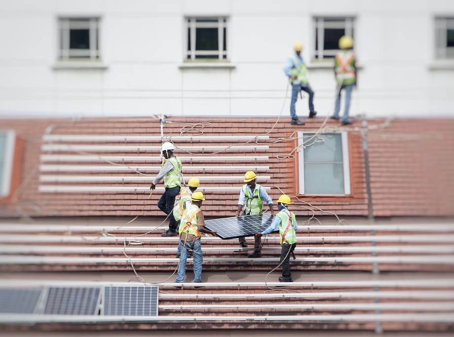 Instalace solárních panelů svépomocí se nevyplatí. Naopak vám nejspíš na dlouhá léta zkazí efektivitu